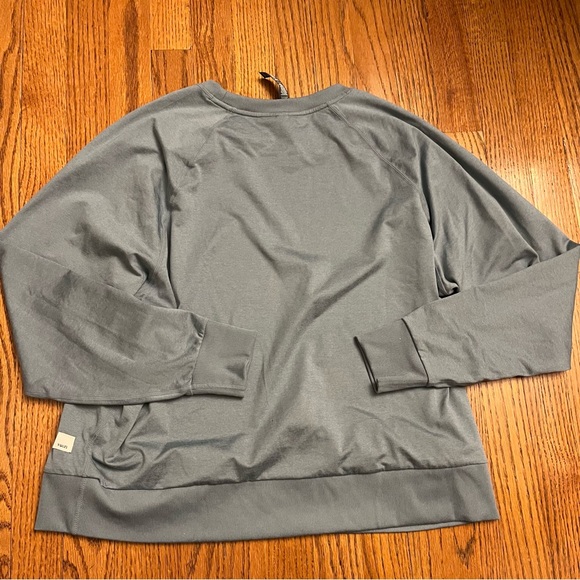 VUORI Long Sleeve Halo Crew. Size Large.
Color: Vintage Pistachio Heather - Picture 5 of 9